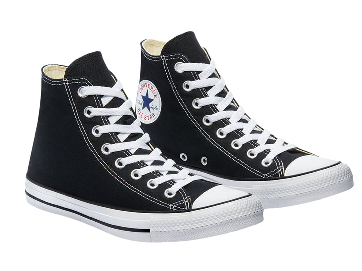 Tenis Converse de bota color negro con agujetas y suela blanca.