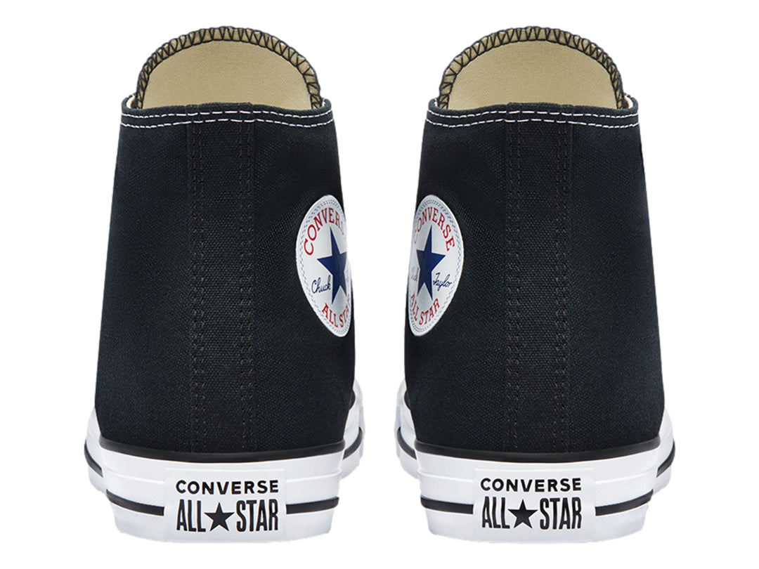 Tenis Converse de bota color negro con agujetas y suela blanca.