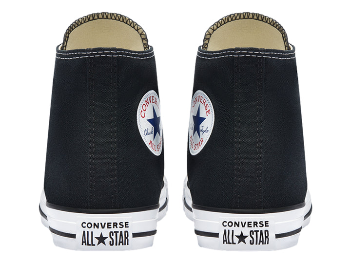 Tenis Converse de bota color negro con agujetas y suela blanca.