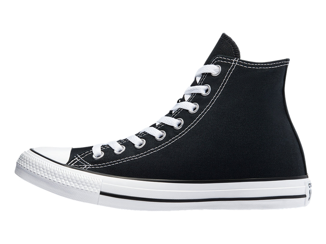 Tenis Converse de bota color negro con agujetas y suela blanca.