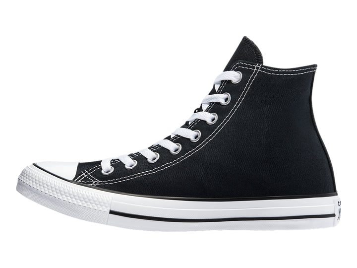 Tenis Converse de bota color negro con agujetas y suela blanca.