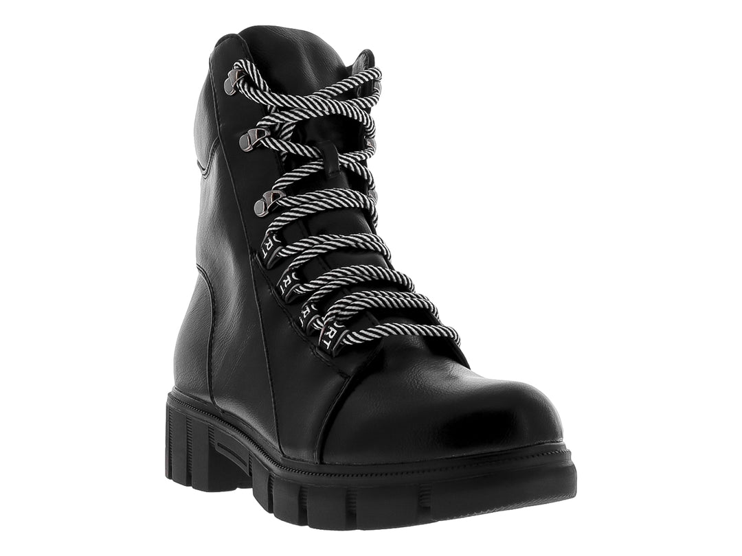 Botas negras de caña media con acabado brillante, suela gruesa y agujetas blancas y negras.