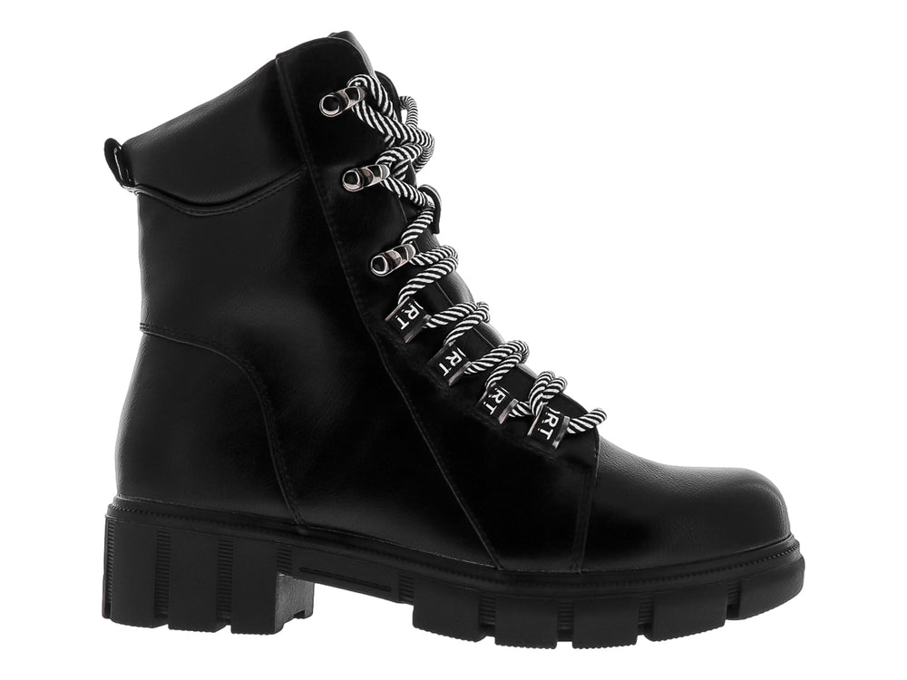 Botas negras de caña media con acabado brillante, suela gruesa y agujetas blancas y negras.