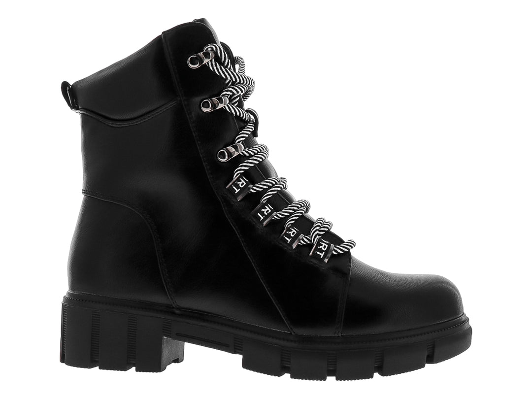 Botas negras de caña media con acabado brillante, suela gruesa y agujetas blancas y negras.
