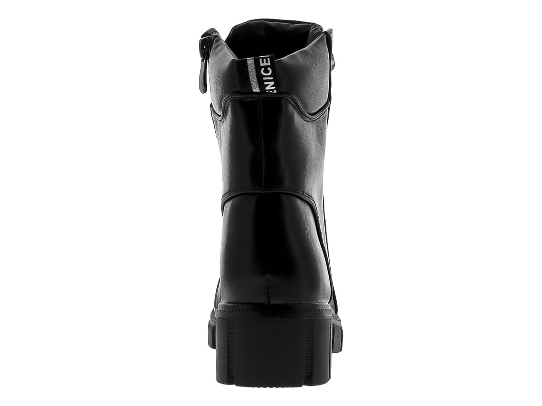 Botas negras de caña media con acabado brillante, suela gruesa y agujetas blancas y negras.