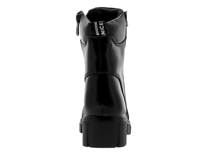 Botas negras de caña media con acabado brillante, suela gruesa y agujetas blancas y negras.