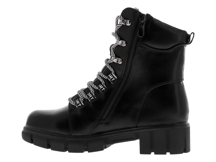 Botas negras de caña media con acabado brillante, suela gruesa y agujetas blancas y negras.