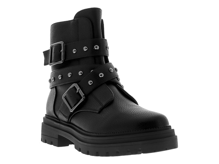 Bota negra de plataforma con hebillas y tachuelas decorativas.