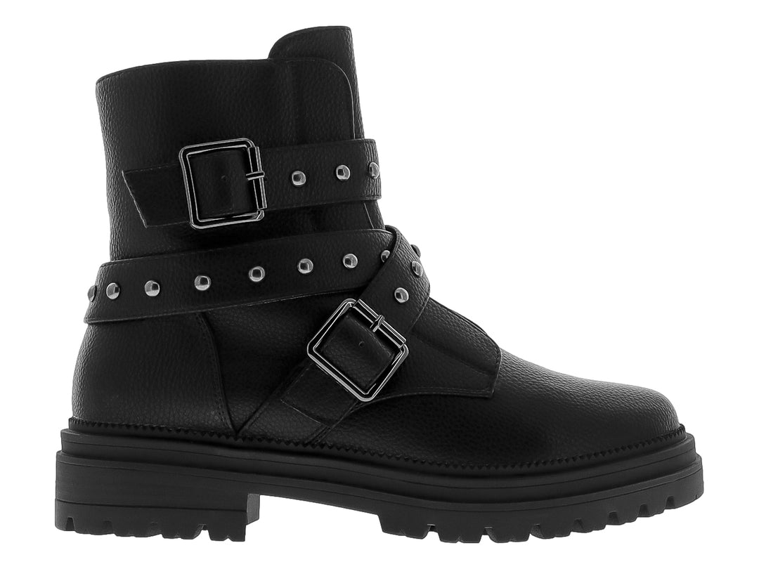 Bota negra de plataforma con hebillas y tachuelas decorativas.