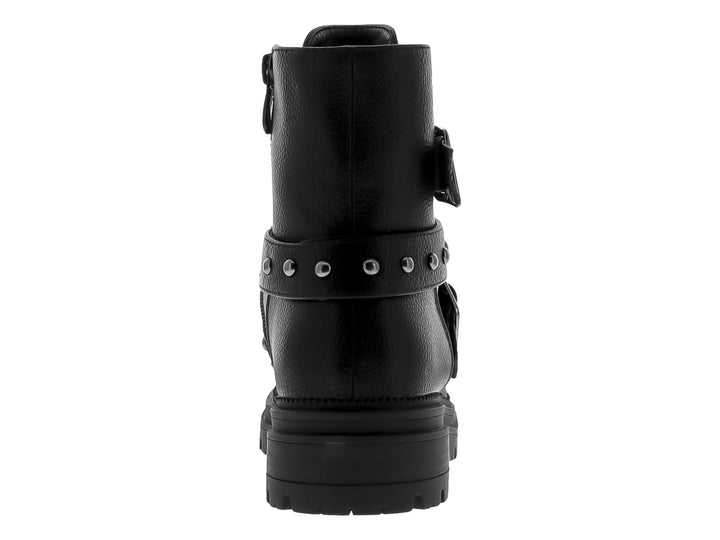 Bota negra de plataforma con hebillas y tachuelas decorativas.