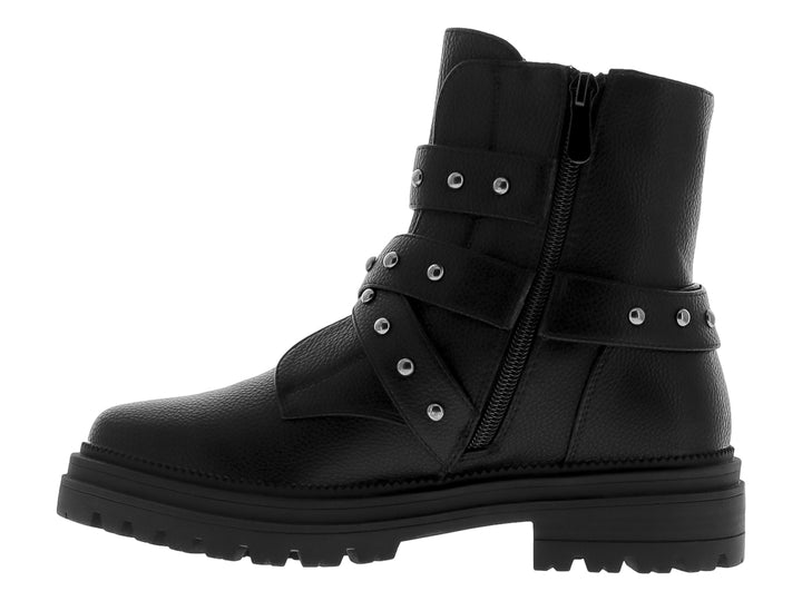 Bota negra de plataforma con hebillas y tachuelas decorativas.