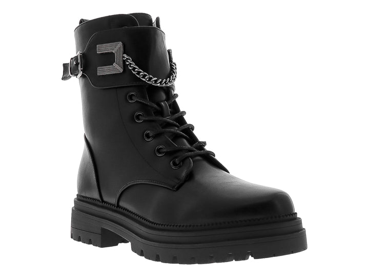 Bota negra de plataforma con cordones y detalle de cadena metálica en el tobillo.