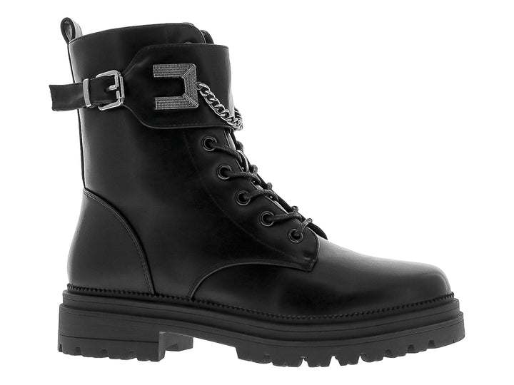 Bota negra de plataforma con cordones y detalle de cadena metálica en el tobillo.