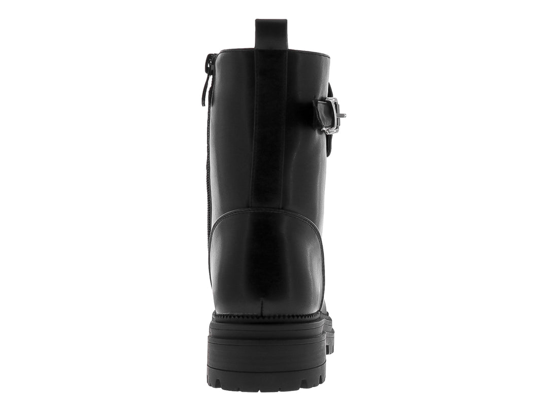 Bota negra de plataforma con cordones y detalle de cadena metálica en el tobillo.