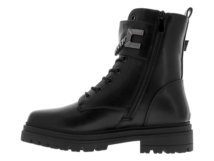 Bota negra de plataforma con cordones y detalle de cadena metálica en el tobillo.