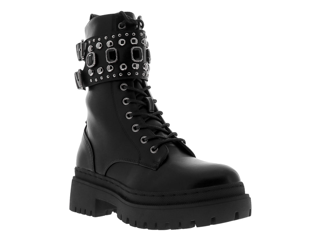Bota negra de plataforma con detalles de hebillas y tachuelas plateadas en la parte superior.