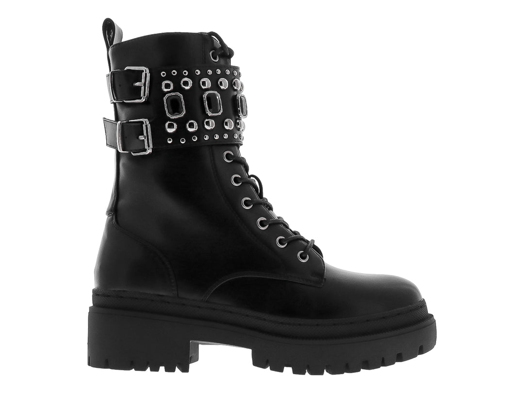Bota negra de plataforma con detalles de hebillas y tachuelas plateadas en la parte superior.