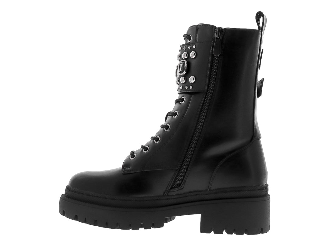 Bota negra de plataforma con detalles de hebillas y tachuelas plateadas en la parte superior.