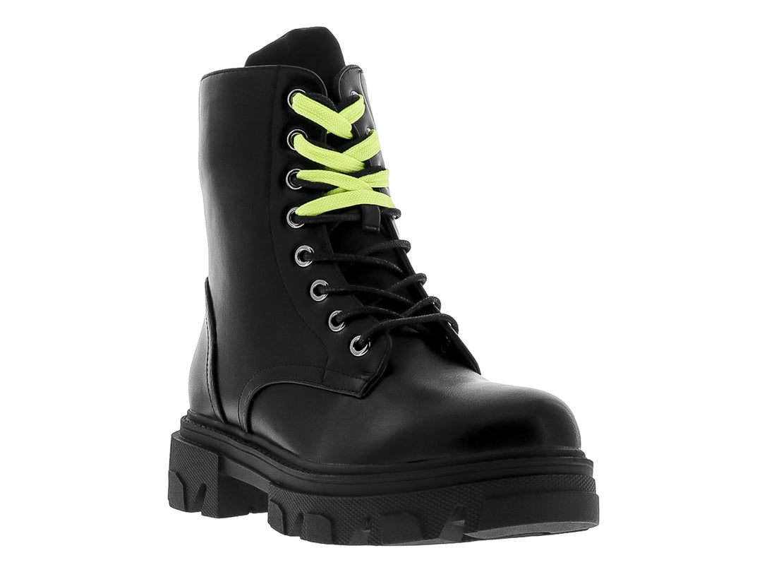 Bota negra de estilo militar con suela track y agujetas en color amarillo neón.