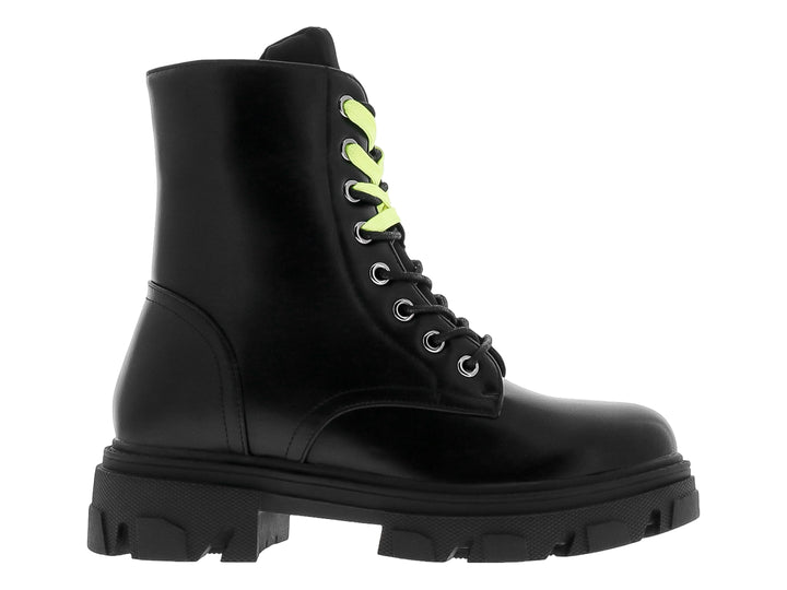 Bota negra de estilo militar con suela track y agujetas en color amarillo neón.