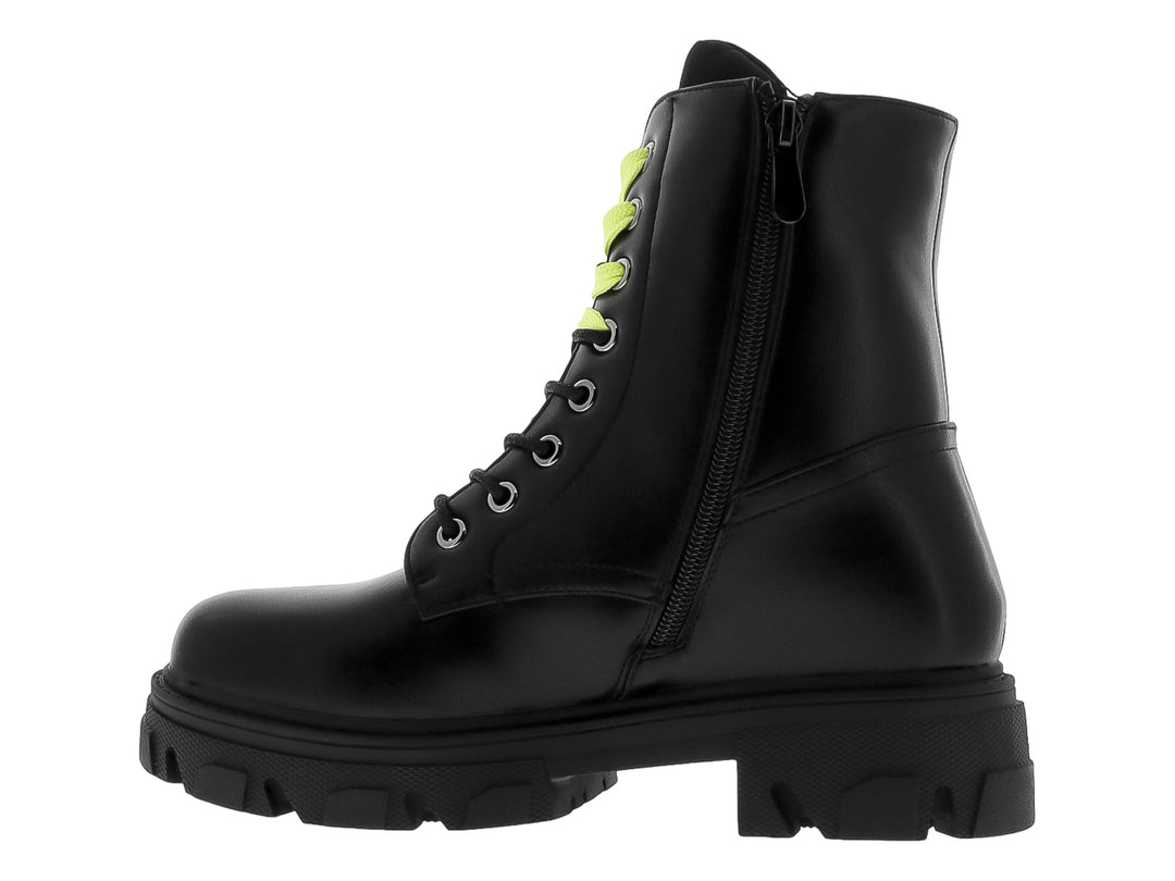 Bota negra de estilo militar con suela track y agujetas en color amarillo neón.