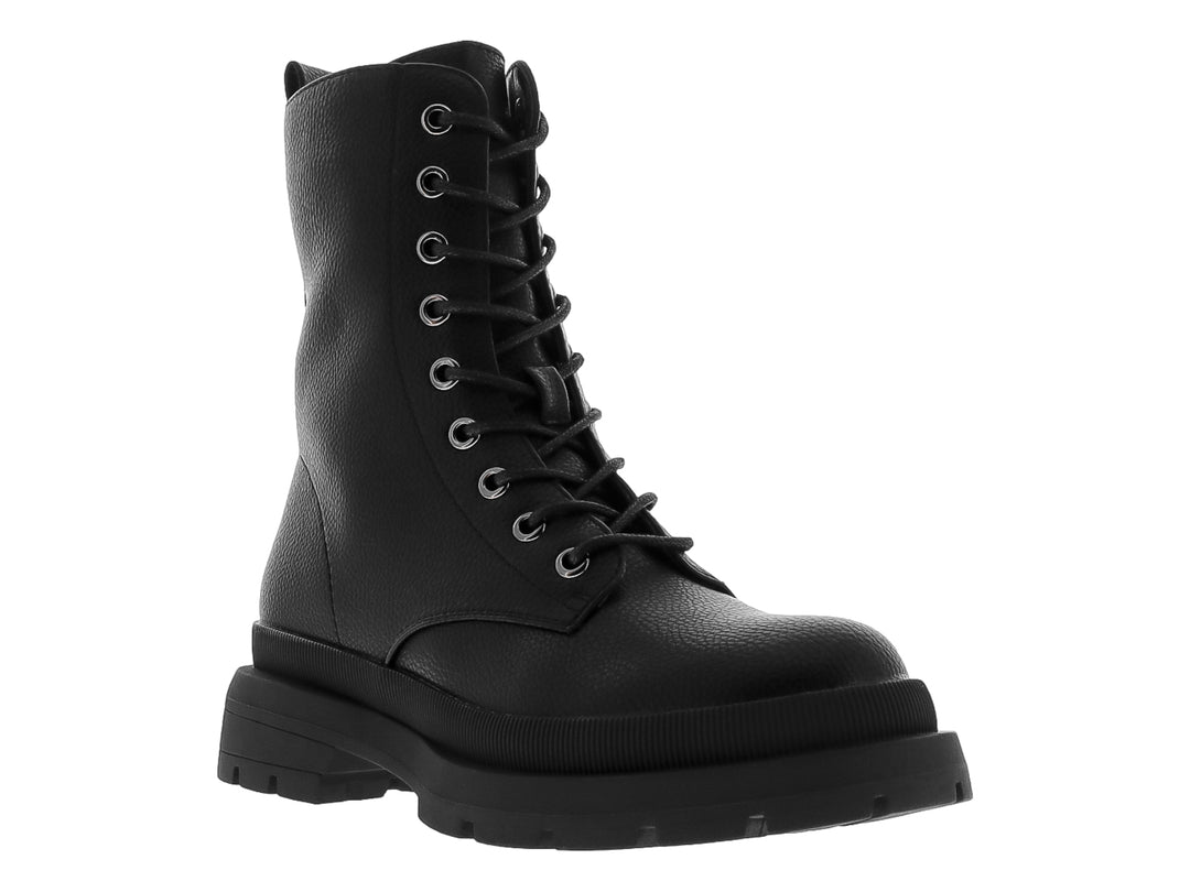 Bota negra de plataforma con agujetas y suela gruesa.