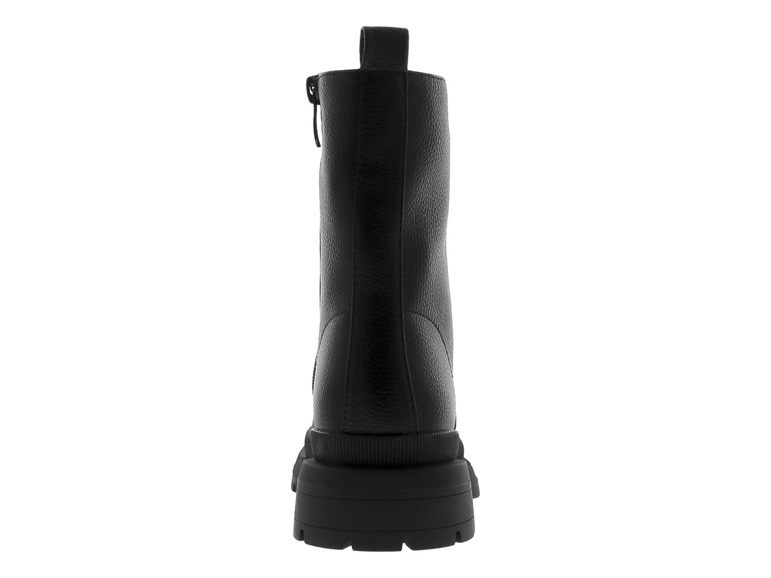 Bota negra de plataforma con agujetas y suela gruesa.