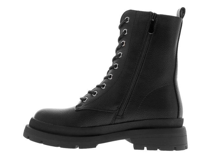 Bota negra de plataforma con agujetas y suela gruesa.