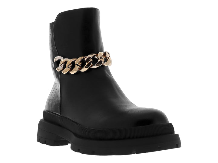Bota negra de plataforma para mujer con detalle de cadena dorada alrededor del tobillo.