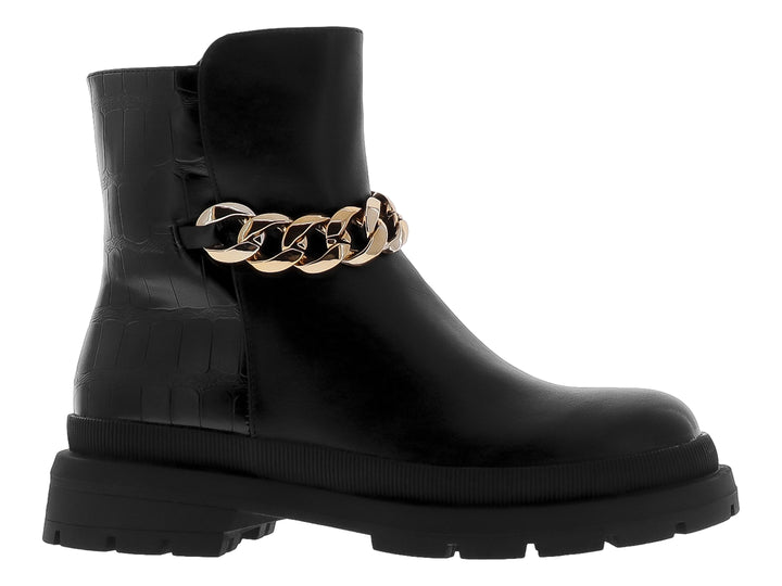 Bota negra de plataforma para mujer con detalle de cadena dorada alrededor del tobillo.