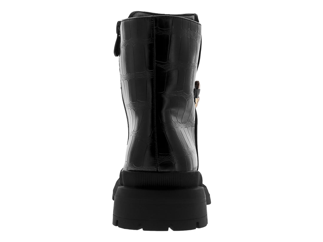 Bota negra de plataforma para mujer con detalle de cadena dorada alrededor del tobillo.