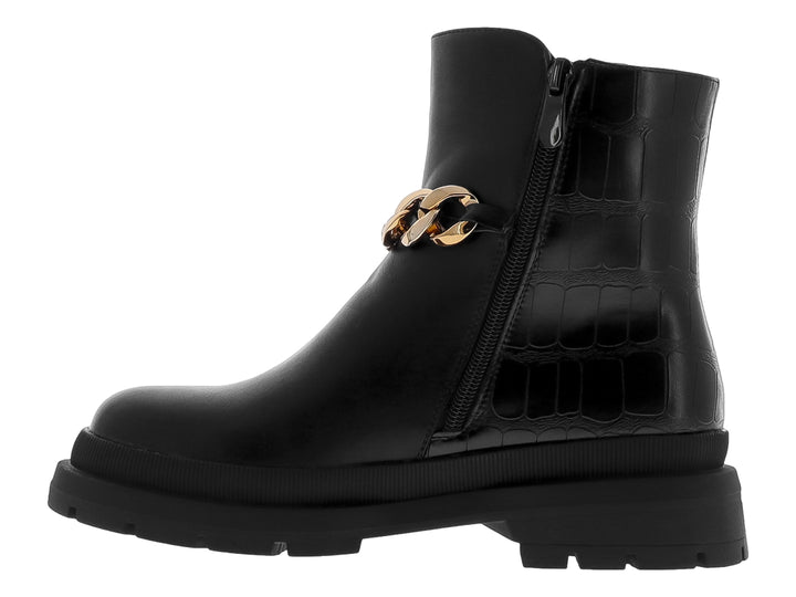 Bota negra de plataforma para mujer con detalle de cadena dorada alrededor del tobillo.
