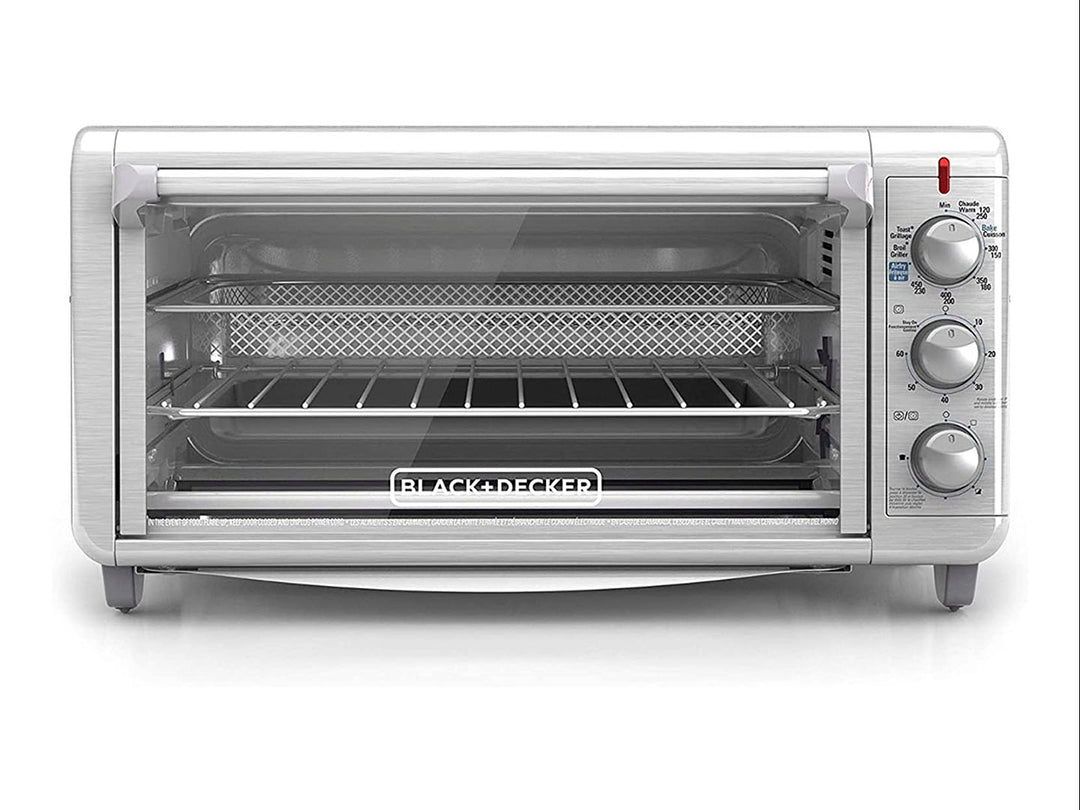 Horno tostador Black and Decker color plata con puerta de vidrio y controles laterales.
