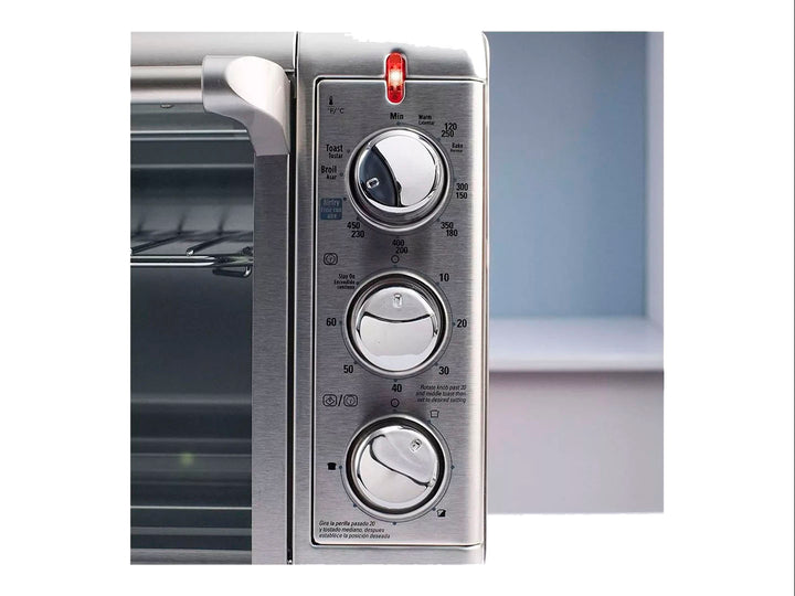 Horno tostador Black and Decker color plata con puerta de vidrio y controles laterales.