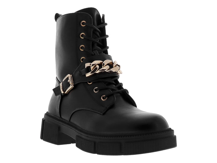 Bota negra con suela track, cordones y detalle de cadena dorada con hebilla.