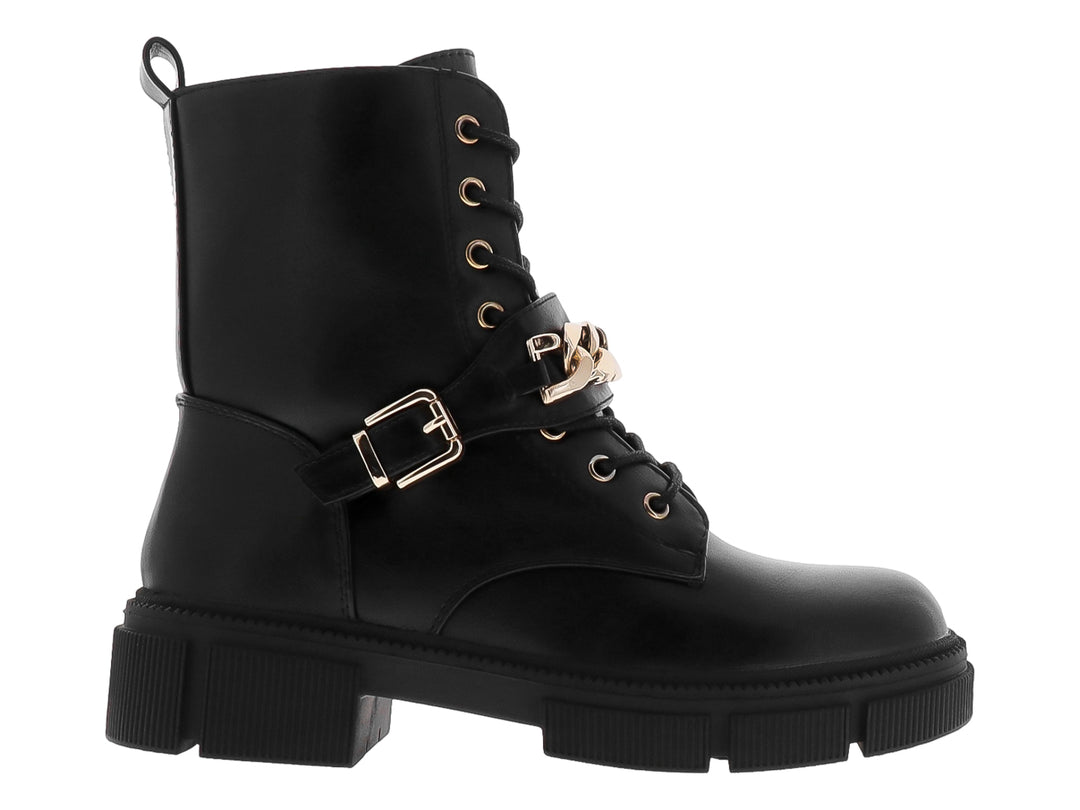 Bota negra con suela track, cordones y detalle de cadena dorada con hebilla.