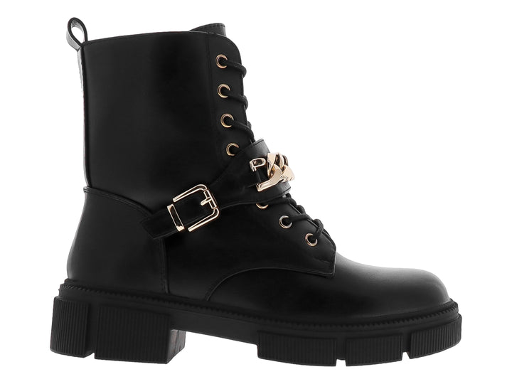 Bota negra con suela track, cordones y detalle de cadena dorada con hebilla.
