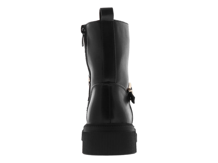 Bota negra con suela track, cordones y detalle de cadena dorada con hebilla.