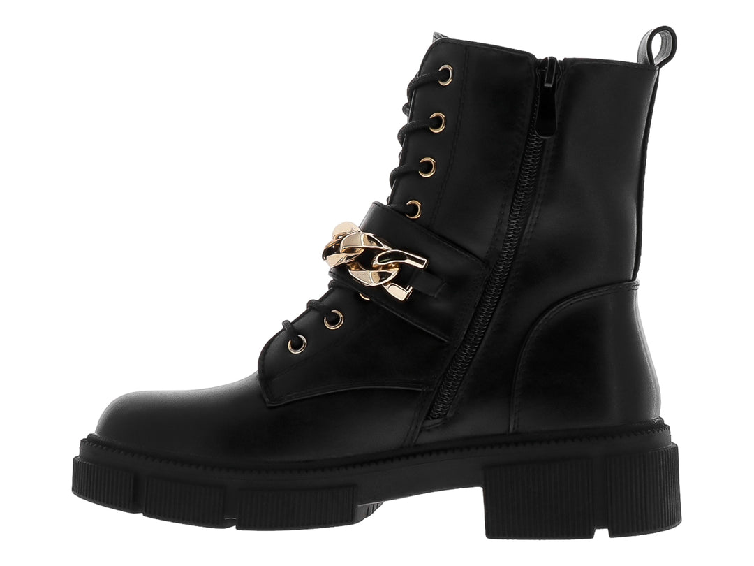 Bota negra con suela track, cordones y detalle de cadena dorada con hebilla.