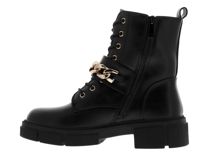 Bota negra con suela track, cordones y detalle de cadena dorada con hebilla.