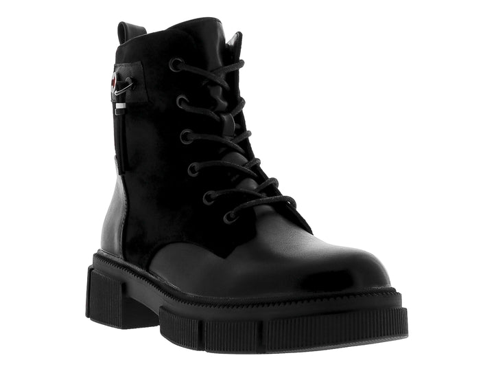 Bota negra de caña media con cordones y suela track gruesa, combinando acabados brillante y mate.