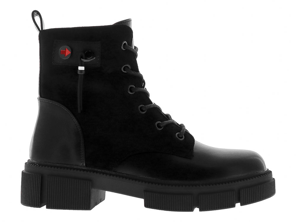 Bota negra de caña media con cordones y suela track gruesa, combinando acabados brillante y mate.