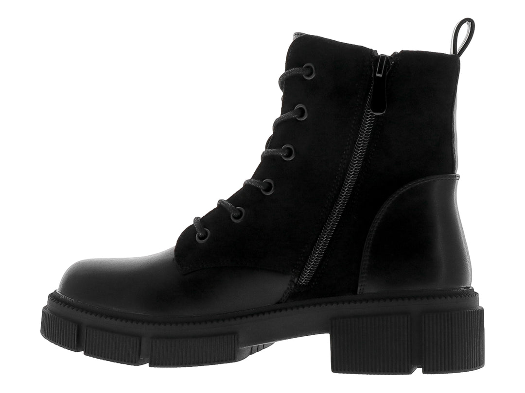 Bota negra de caña media con cordones y suela track gruesa, combinando acabados brillante y mate.
