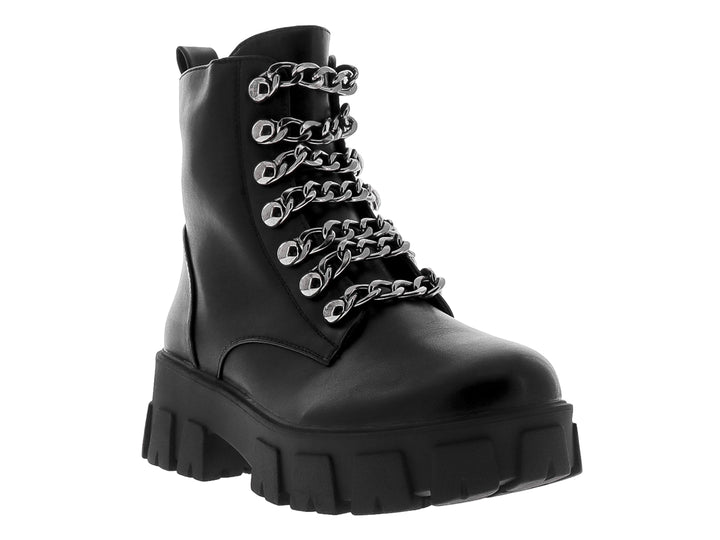 Bota negra de plataforma con agujetas de cadena plateada y suela track gruesa.