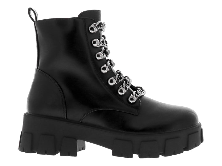 Bota negra de plataforma con agujetas de cadena plateada y suela track gruesa.