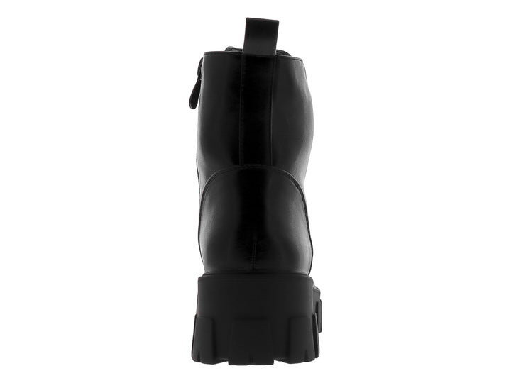 Bota negra de plataforma con agujetas de cadena plateada y suela track gruesa.