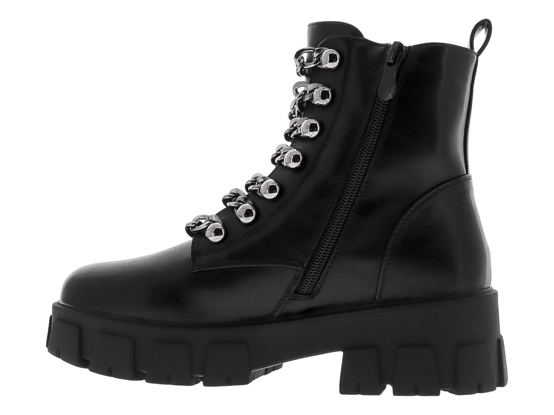 Bota negra de plataforma con agujetas de cadena plateada y suela track gruesa.