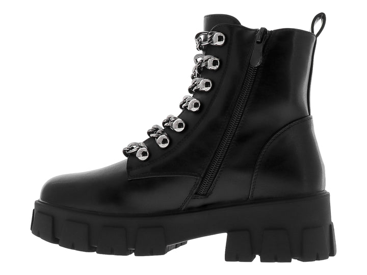 Bota negra de plataforma con agujetas de cadena plateada y suela track gruesa.