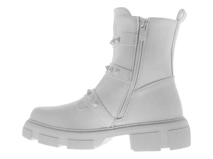 Bota blanca de caña media con hebillas, estoperoles y suela track gruesa.
