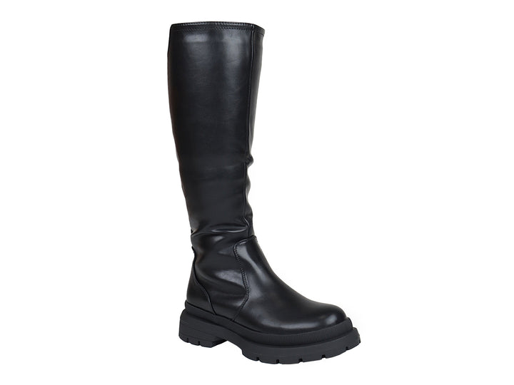 Bota alta color negro con suela track gruesa y acabado brillante.